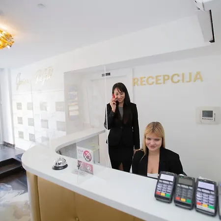 B Gold Luxury 4* سبليت