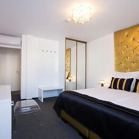 B Gold Luxury krevet i doručak 4*